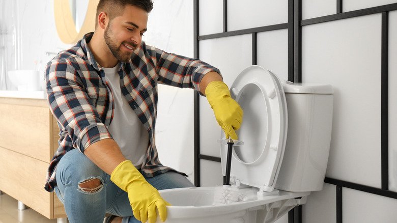 rêver de nettoyer des toilettes 